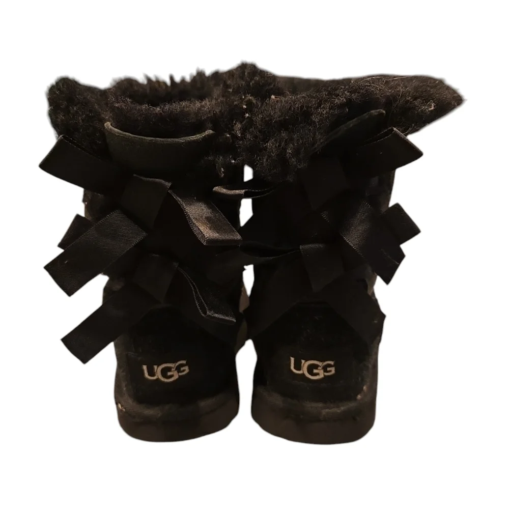 UGG BAILY BOW II BOOTS. SIZE GIRLS 9.